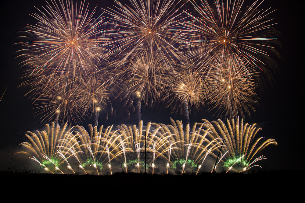 瀏陽(yáng)煙花助陣阜新百年國(guó)際賽道城冠軍之夜